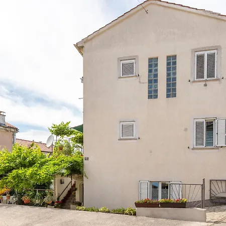 Appartement Beautiful In With Wifi Punat